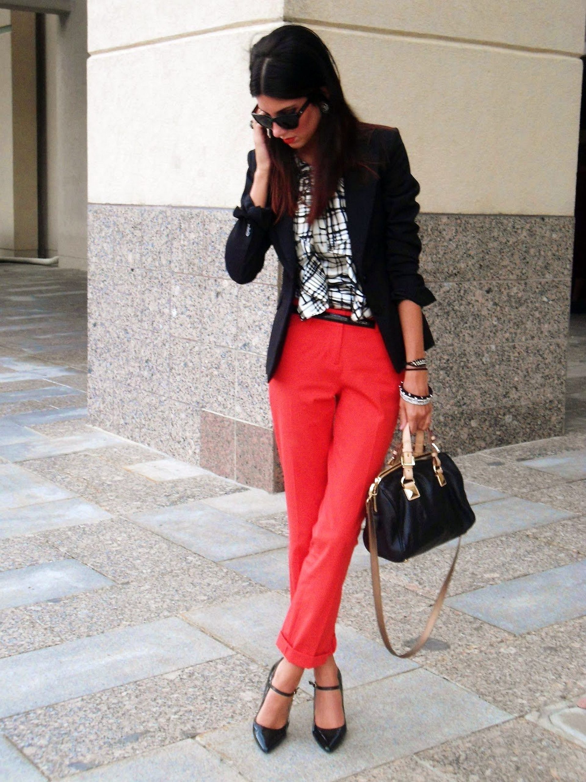 Стильный look с красными брюками