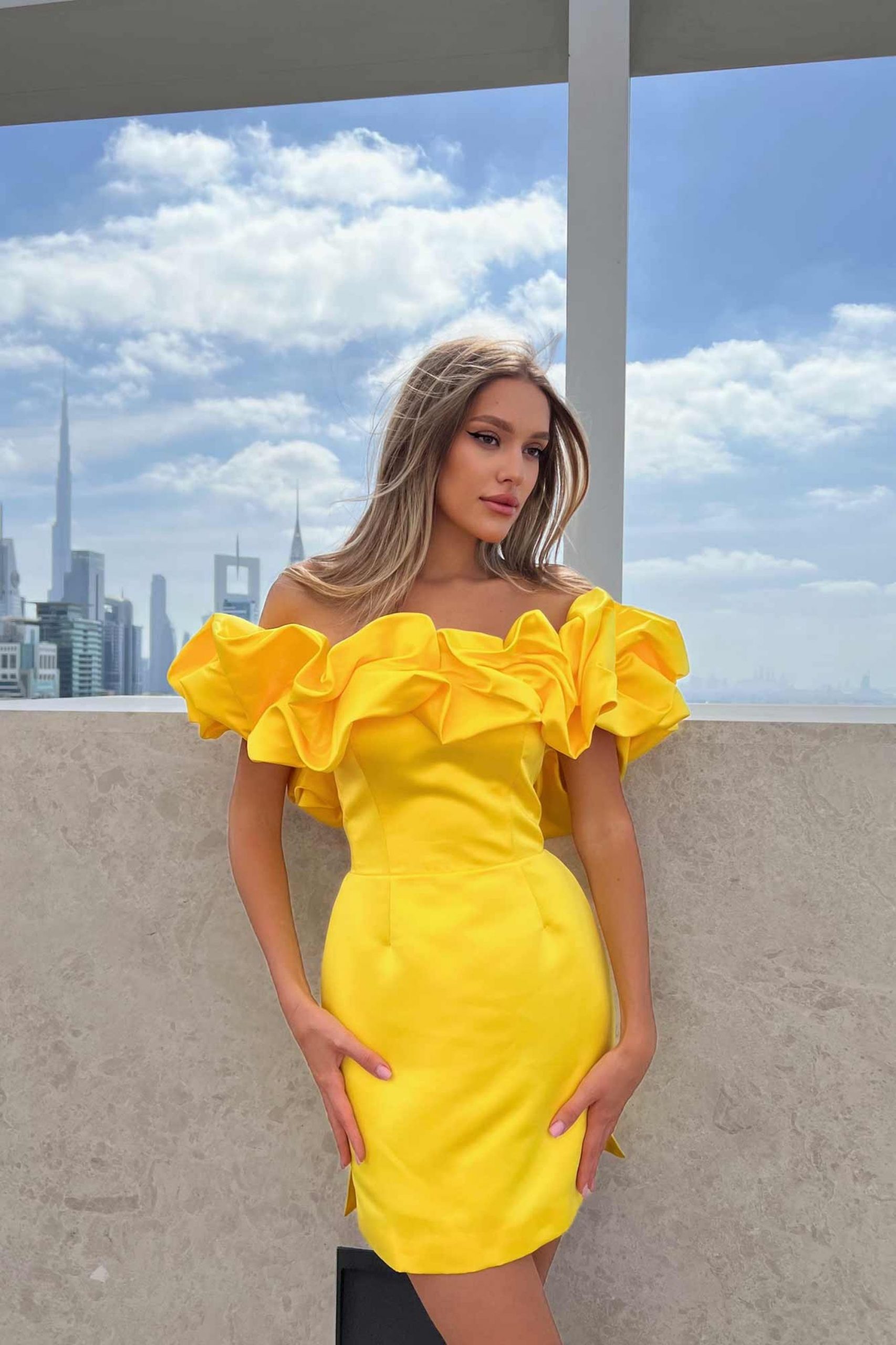 Желтое коктейльное платье