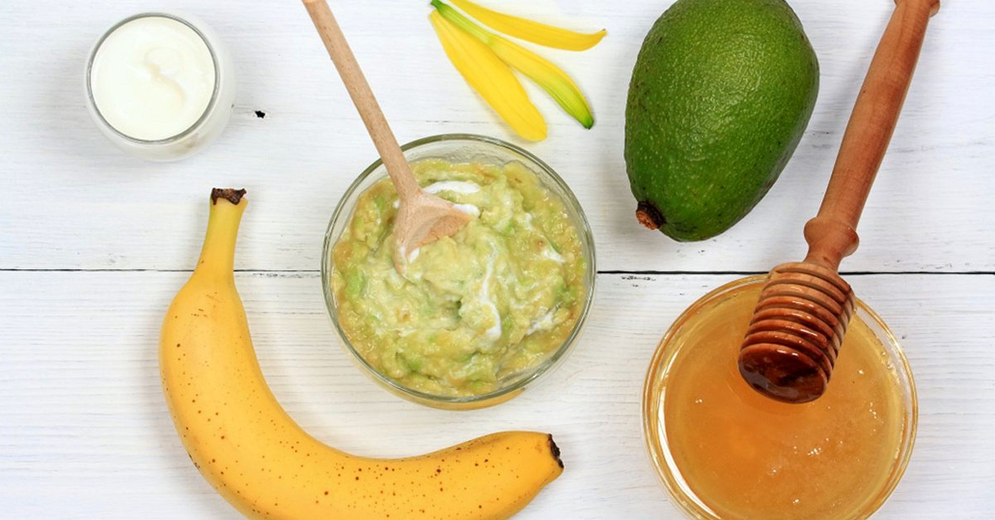 Авокадо, банан, мёд… 3 маски для сухой кожи лица в домашних условиях